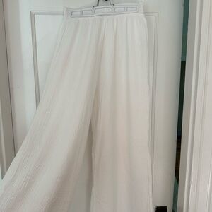 Handloom One Soze beach pants with elastic waist. White gauze fabric.
